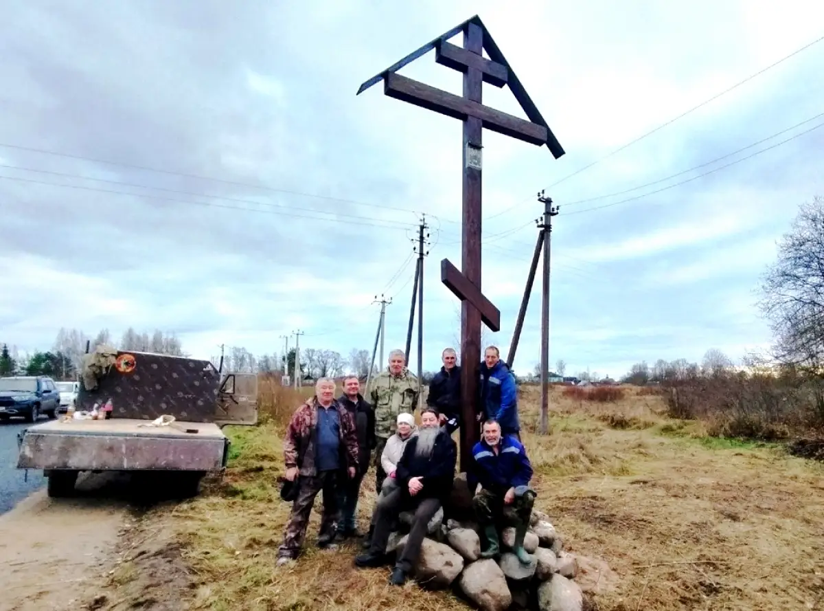В Солецком округе сельчане установили высокий крест у въезда в деревню