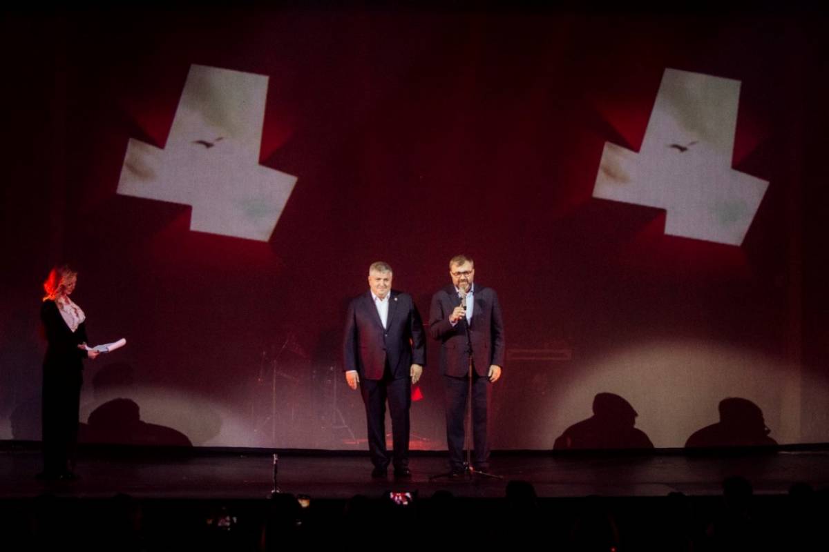 На фото: губернатор Александр Дронов и президент фестиваля Михаил Пореченков