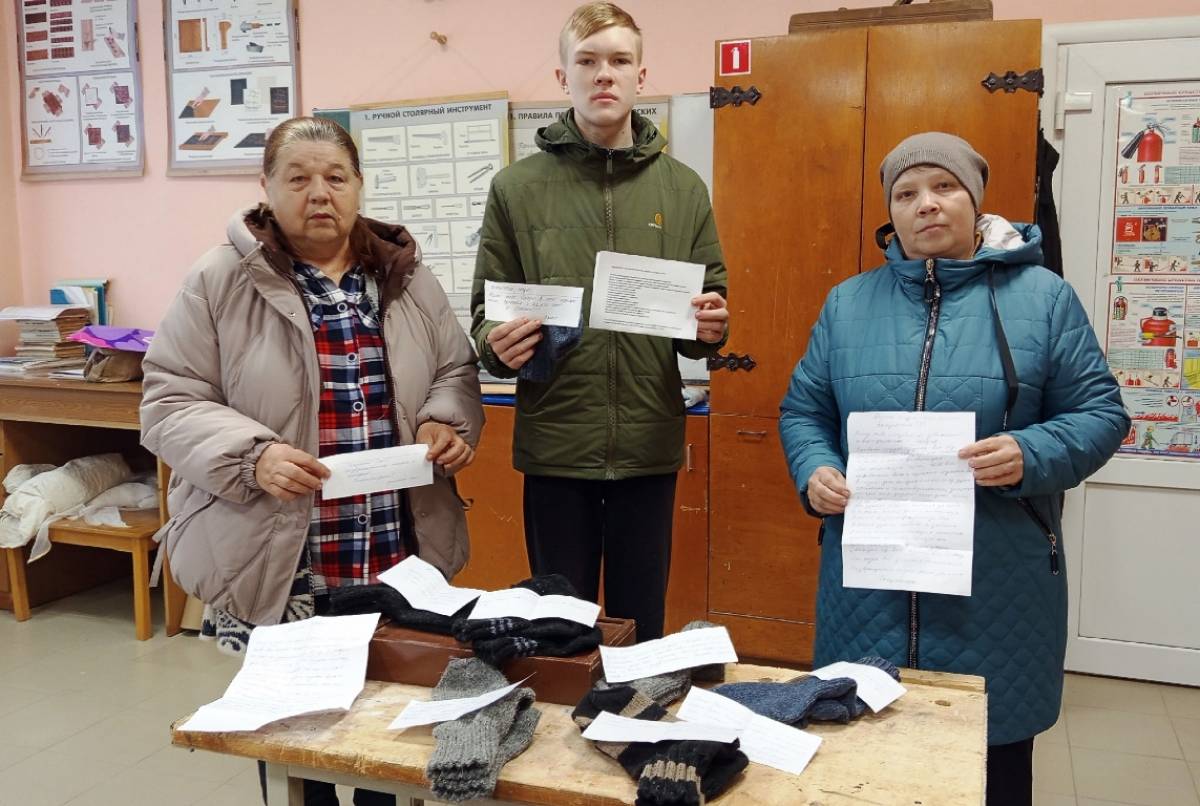 В Парфинском округе тосовцы и школьники запустили тёплую акцию для бойцов
