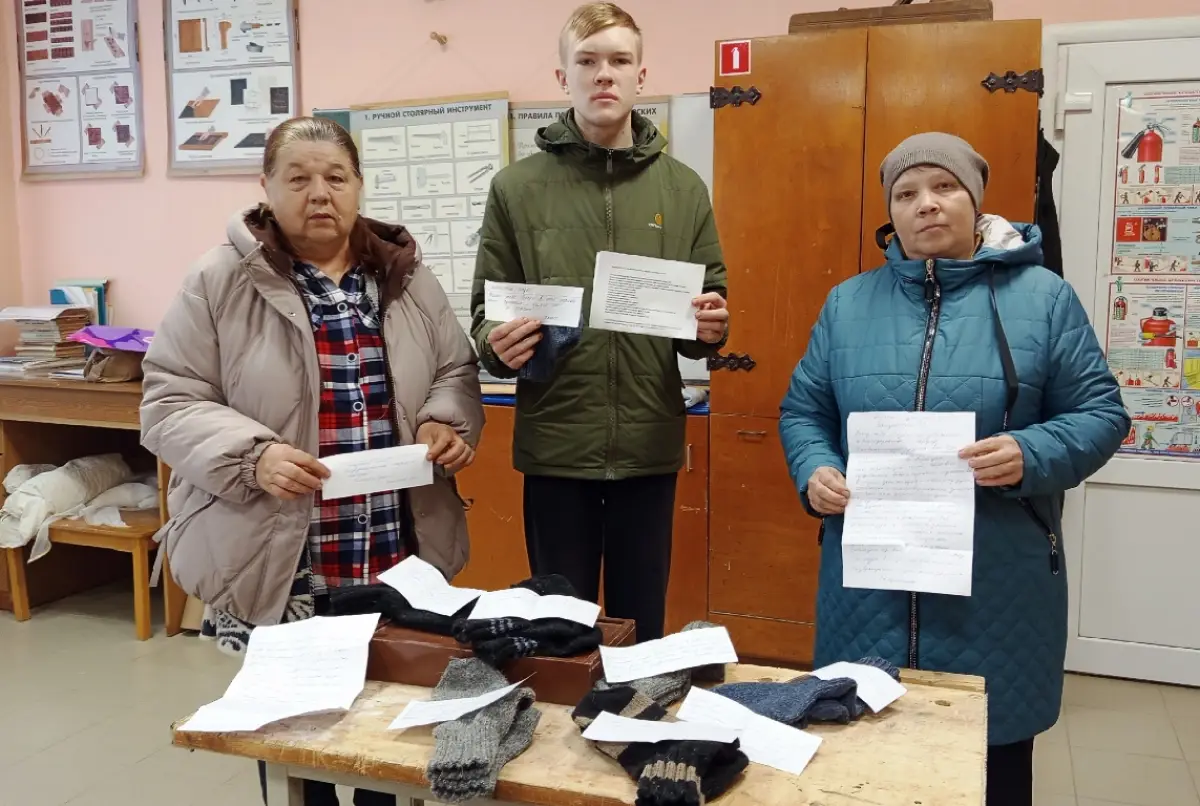В Парфинском округе тосовцы и школьники запустили тёплую акцию для бойцов