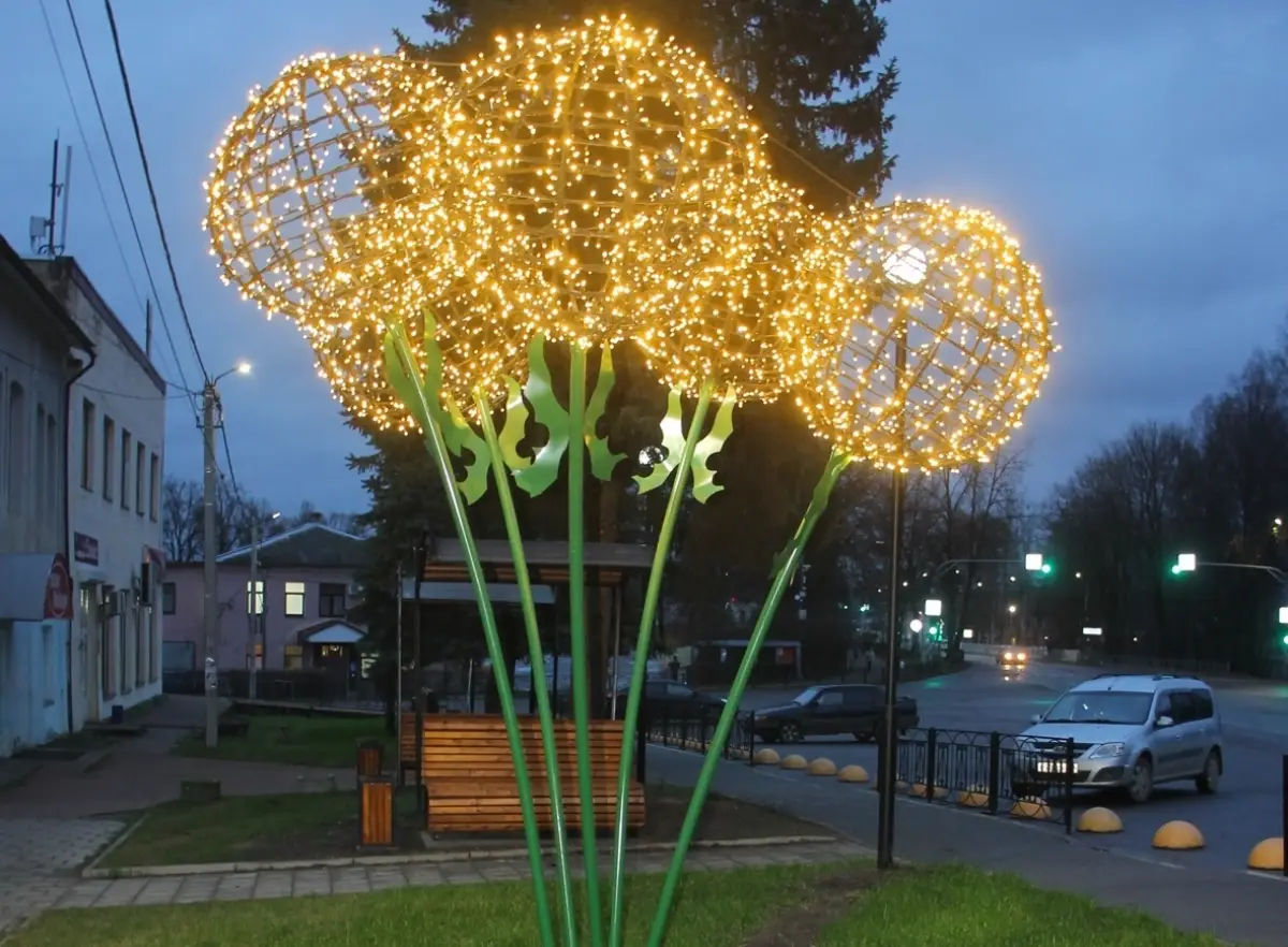 Светильник в форме одуванчиков украсил новую пешеходную зону в Демянске