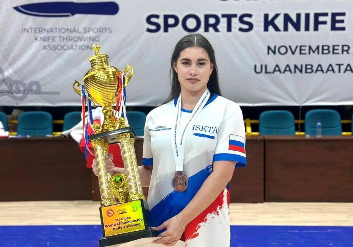 Одна из самых красивых и метких метательниц ножей в мире – новгородка