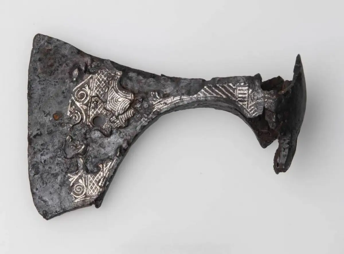 Украшенный серебром топор X века поступил в Новгородский музей-заповедник