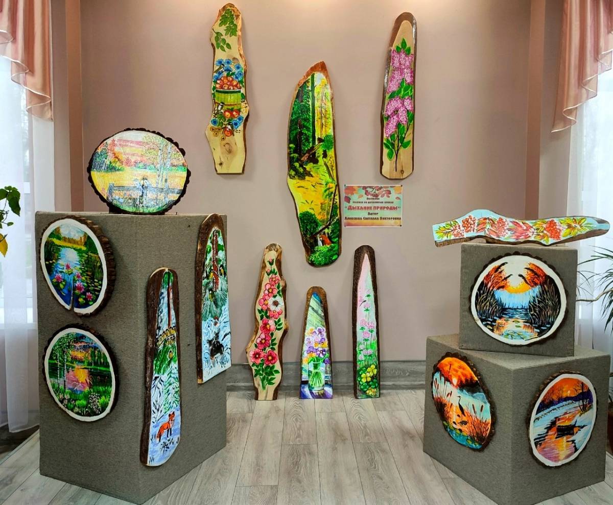 Картины на деревянных спилах можно увидеть на выставке в Броннице