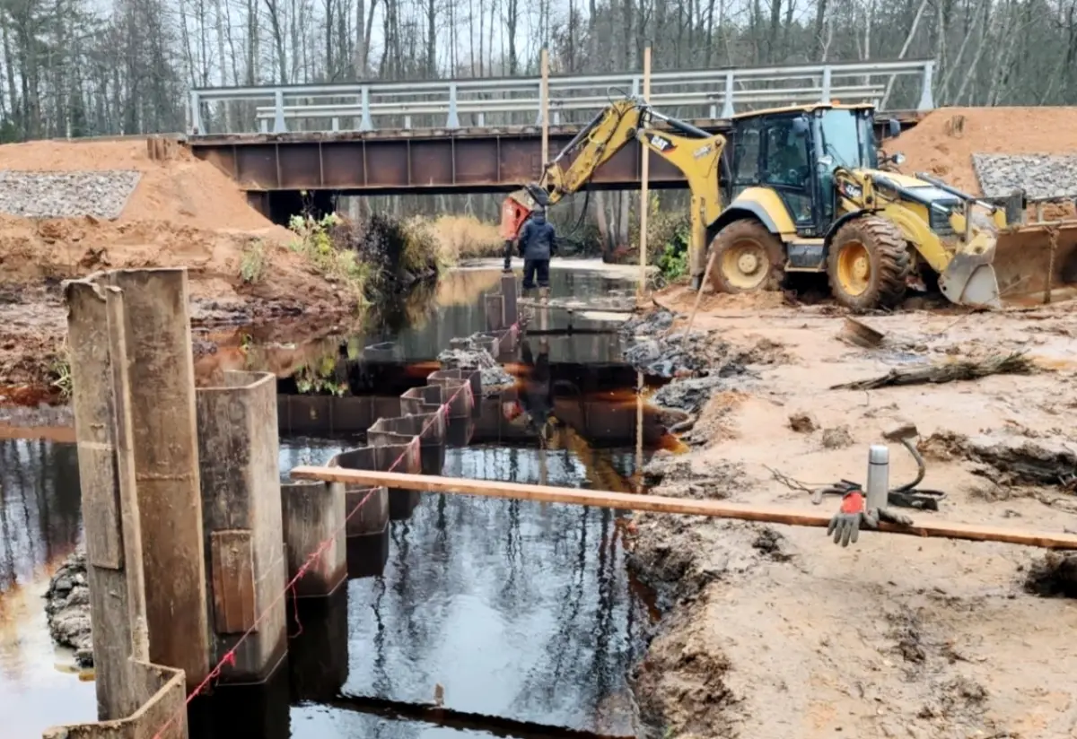 В Пестовском округе возводят мост арочного типа