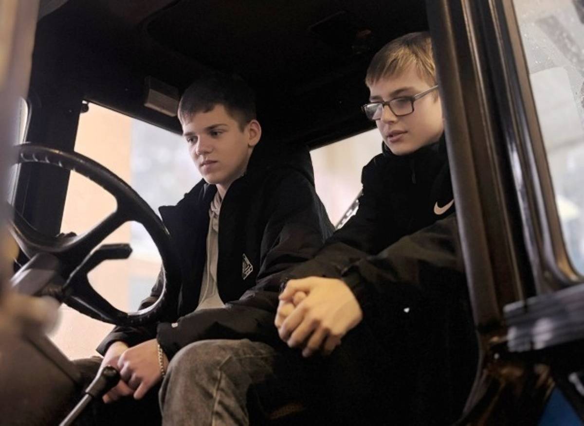 Парфинские школьники познакомились с профессией тракториста