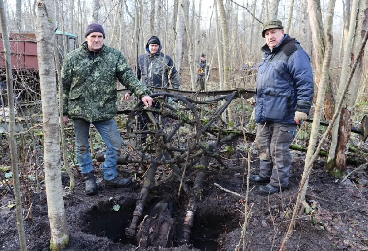 В Солецком округе поисковики нашли фрагменты советского бомбардировщика