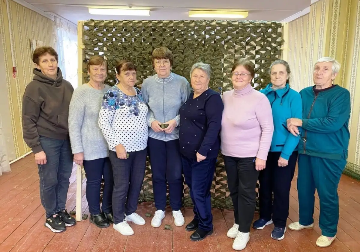 Батецкие волонтёры передали 20 маскировочных сетей для бойцов