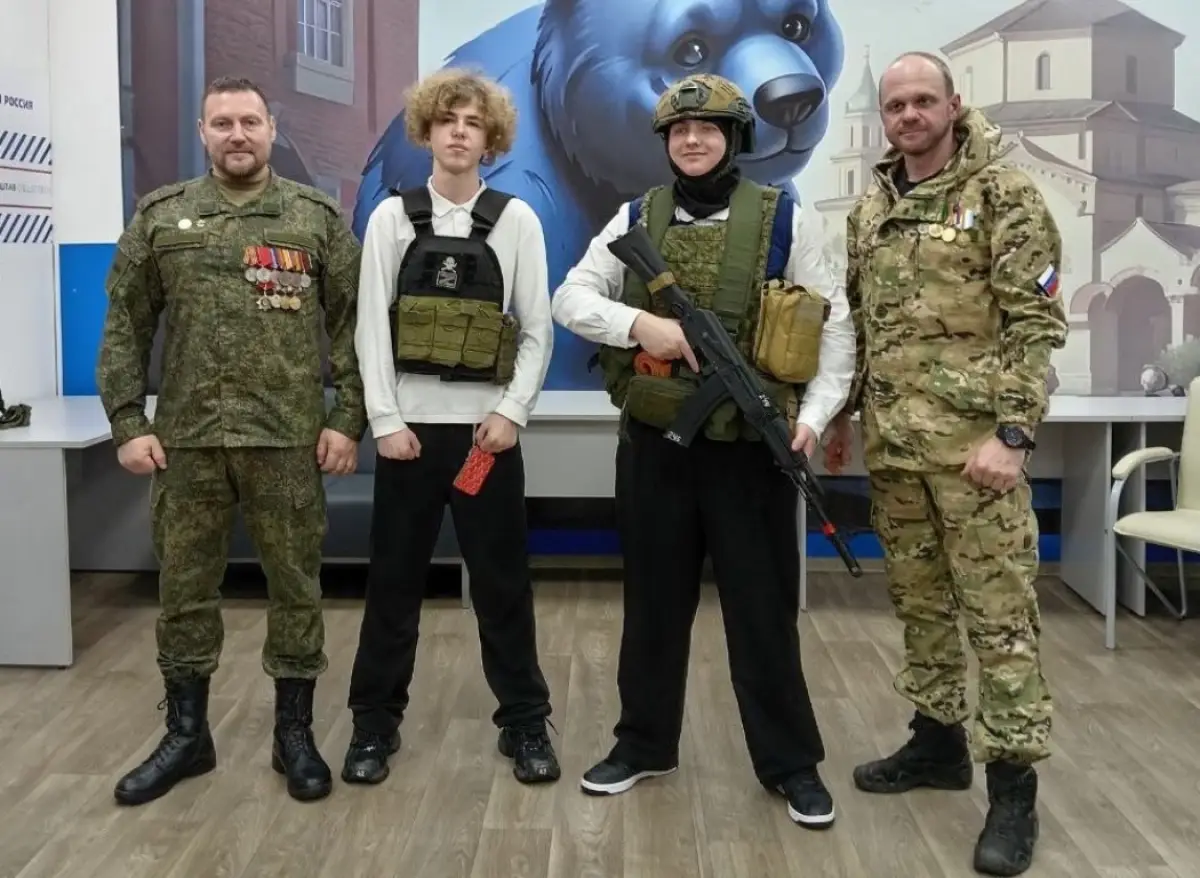 Участники проекта «СВОи Герои 53» встретились с новгородскими гимназистами