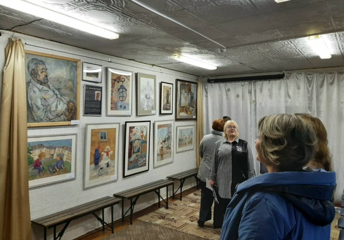 В посёлке Батецкий с успехом прошла выставка новгородской художницы
