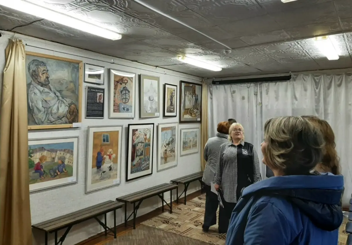 В посёлке Батецкий с успехом прошла выставка новгородской художницы