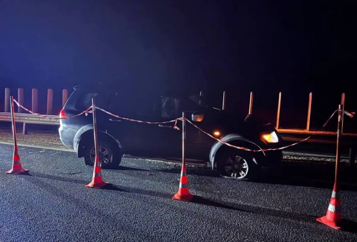 В Новгородском округе внедорожник врезался в ограждение на трассе М-10
