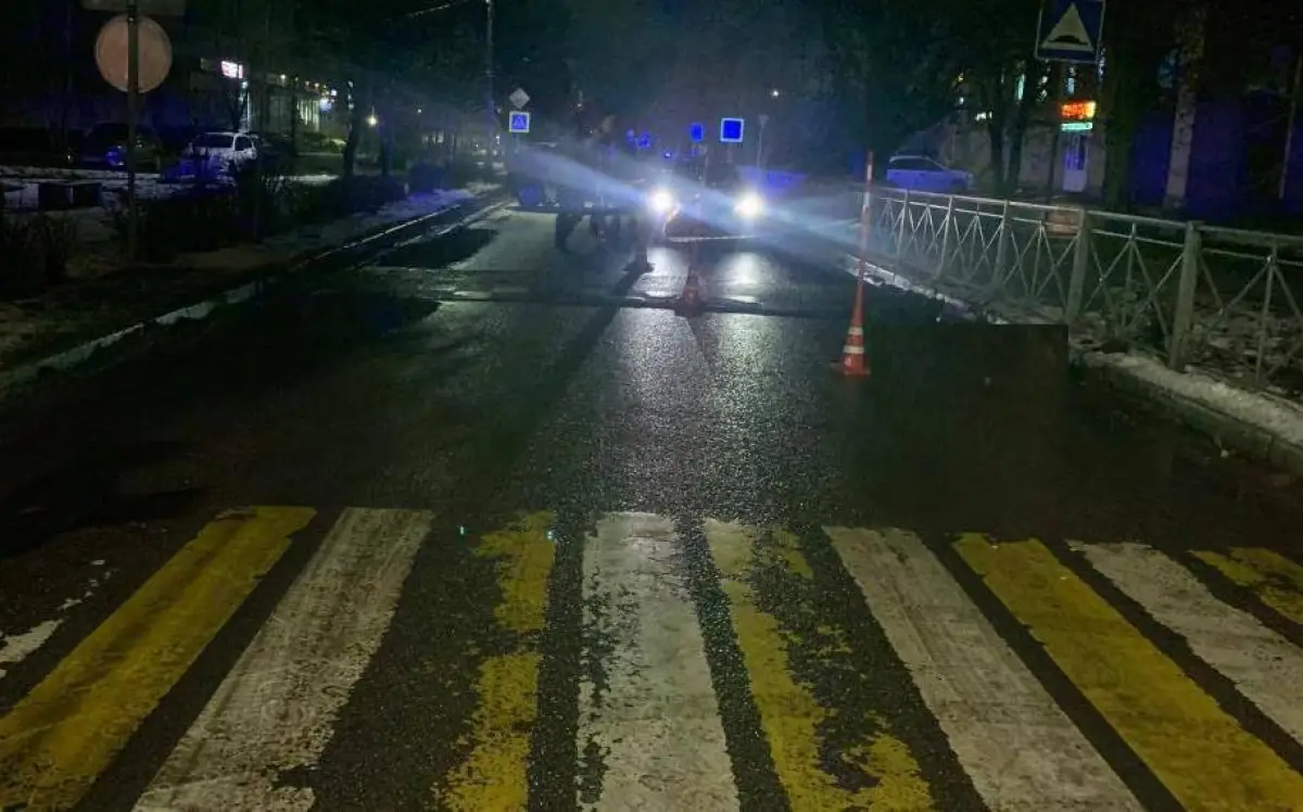 В городе Чудово водитель иномарки сбил двух пешеходов на переходе и скрылся