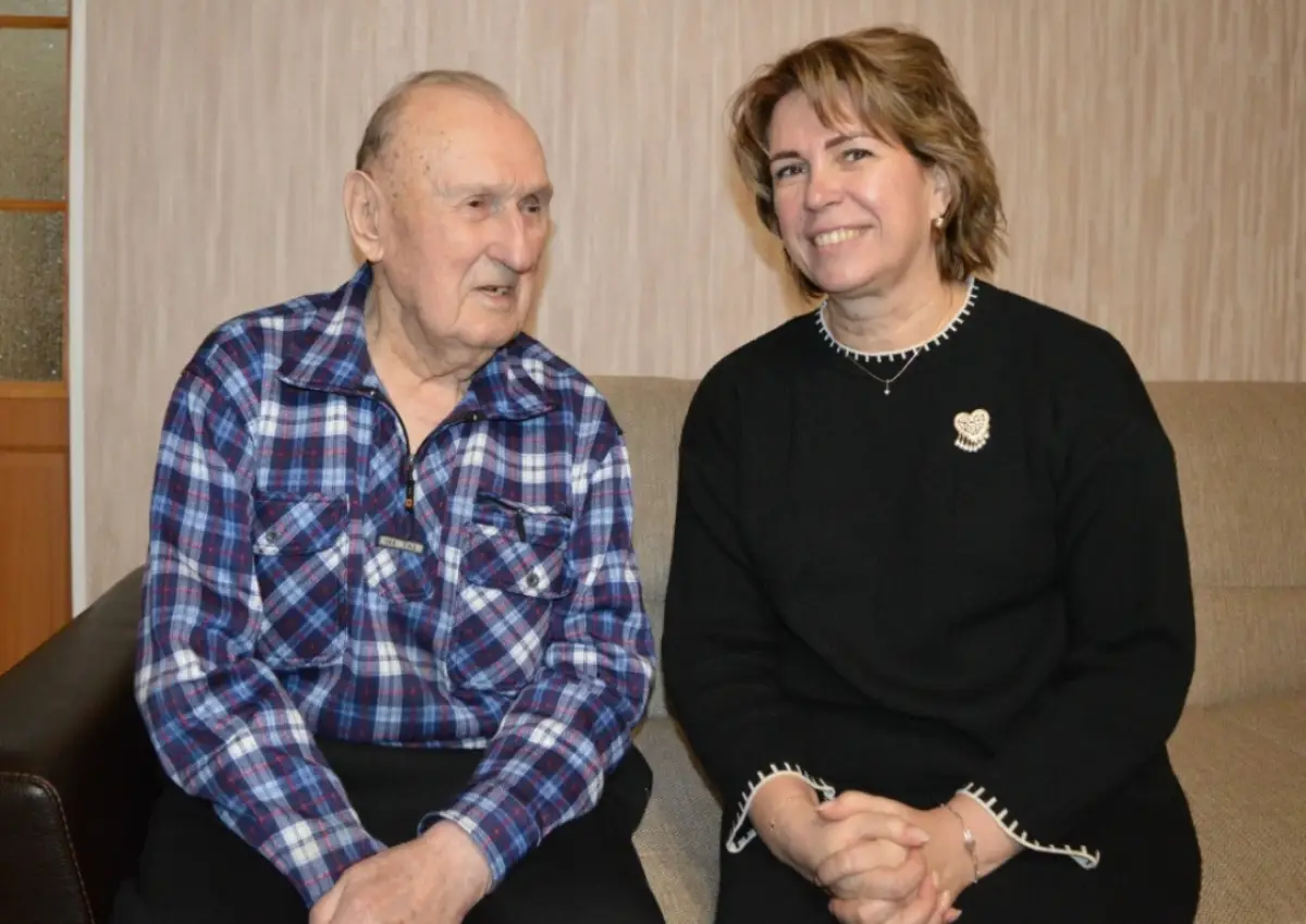 Новый руководитель Шимского округа поздравила с 99-летием ветерана