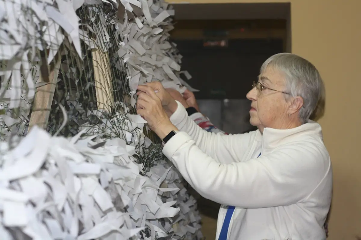 В Любытинском округе ветераны-активисты связали более 30 маскировочных сетей