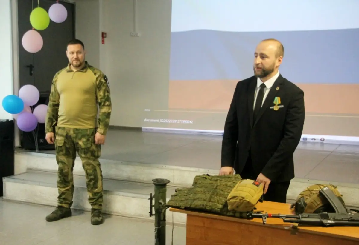 Ветеран СВО Андрей Павлов провёл урок мужества в Демянске