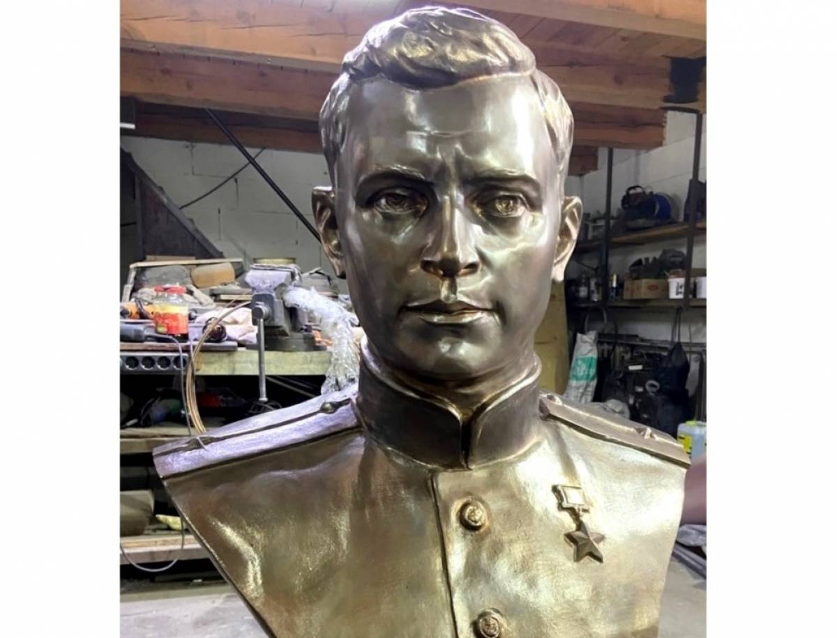 Бетонные бюсты Героев Советского Союза в Старой Руссе заменят на бронзовые