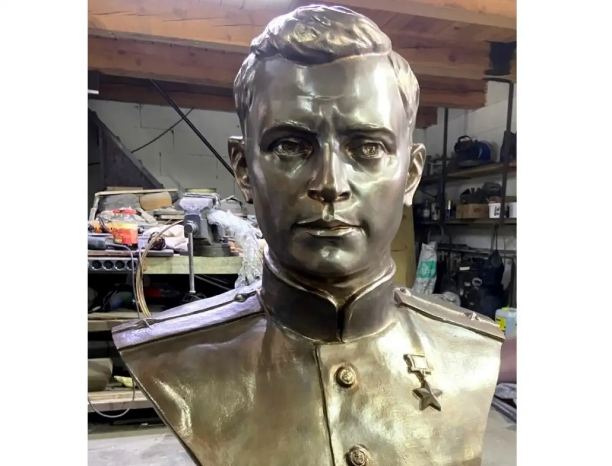 Бетонные бюсты Героев Советского Союза в Старой Руссе заменят на бронзовые