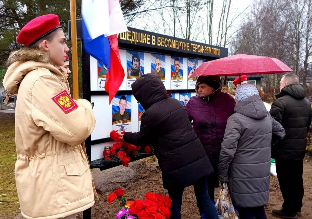 В посёлке Пола Парфинского округа торжественно открыли Стену Памяти
