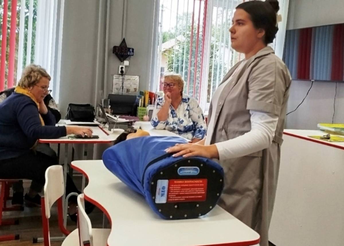 Волонтёр-медик Ульяна Керзикова обучает окуловцев первой помощи
