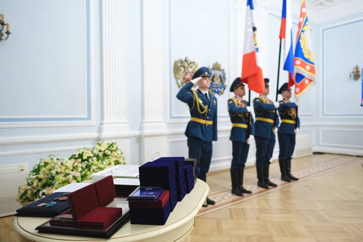 В День Конституции жителям Новгородской области вручили госнаграды