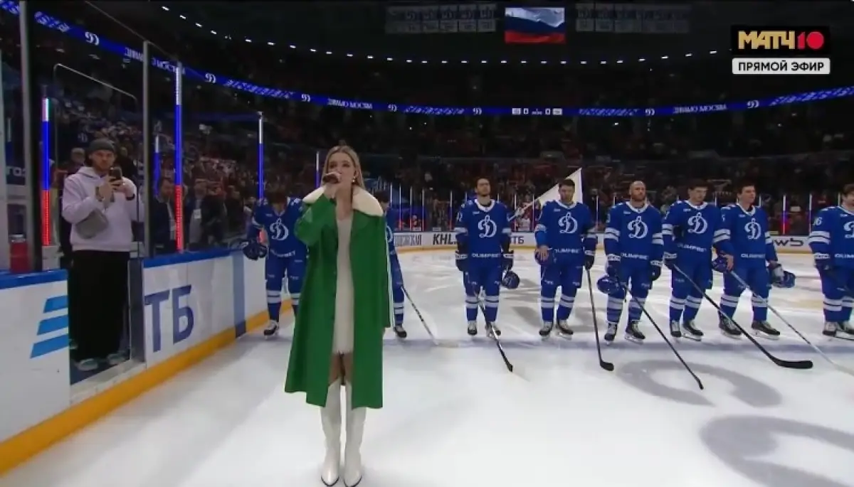 Марфа вдохновила хоккеистов исполнением Гимна России на льду  «ВТБ Арены»