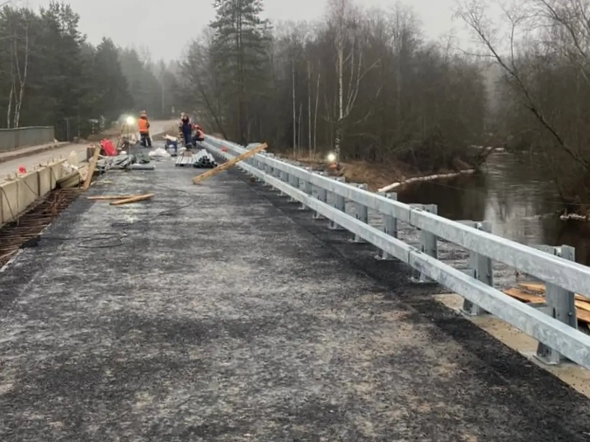 В Окуловском округе капитально ремонтируют мост через реку Перетна