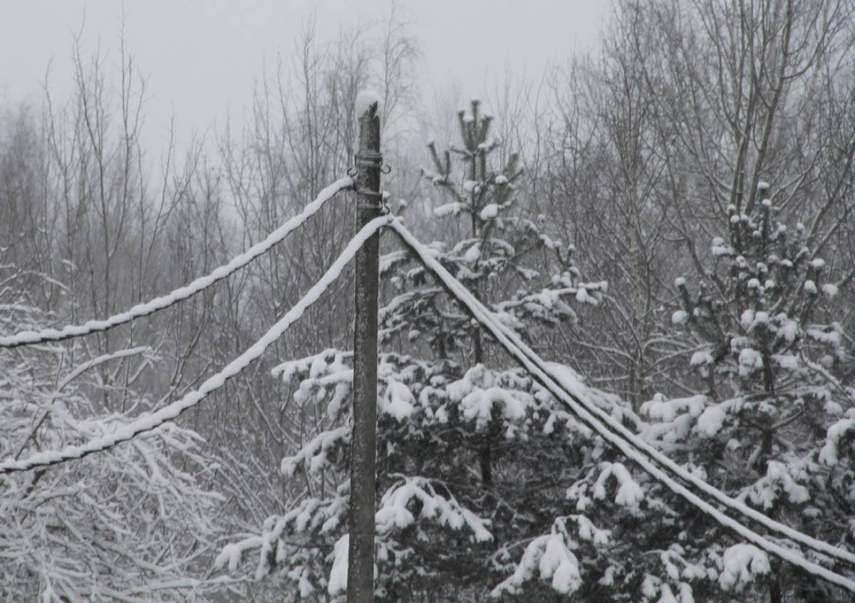 Энергетики восстанавливают электроснабжение в пяти округах Новгородской области