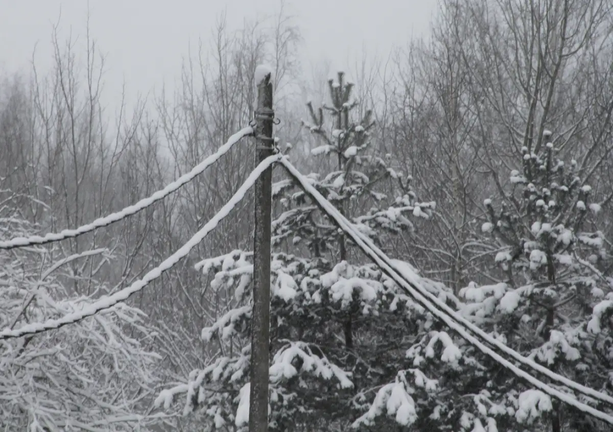 Энергетики восстанавливают электроснабжение в пяти округах Новгородской области