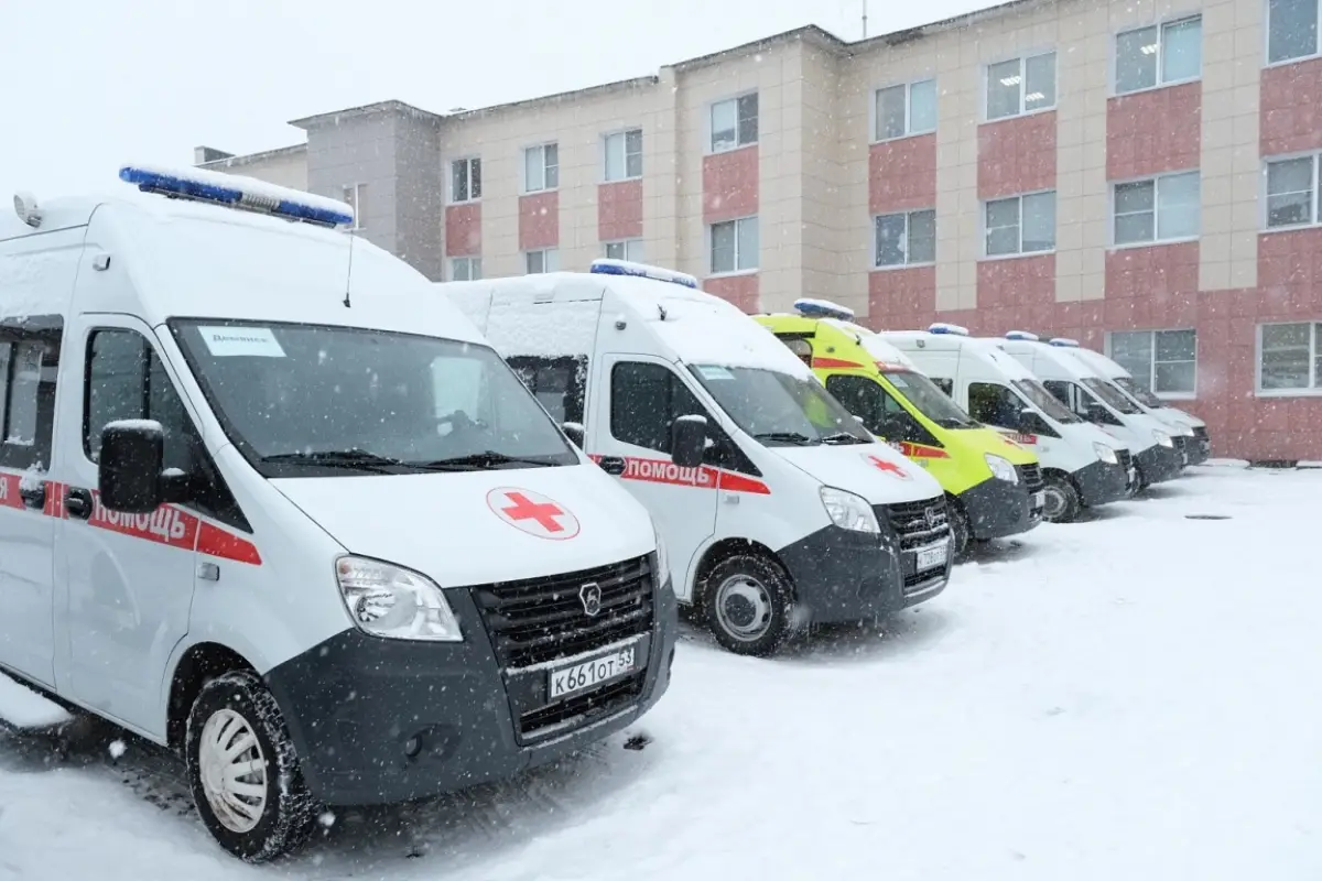 Новые оборудованные автомобили скорой помощи поступят в Демянск и Крестцы