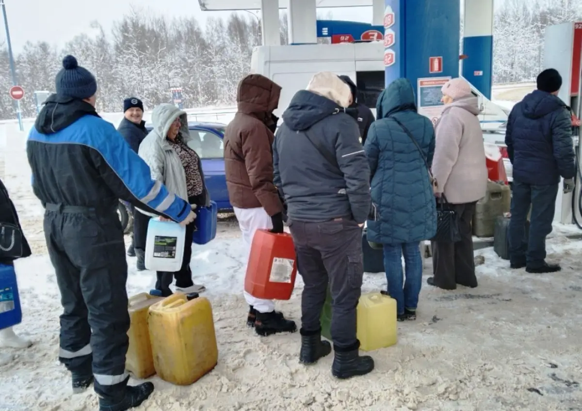 Жители обесточенных деревень Крестецкого округа бесплатно получают топливо