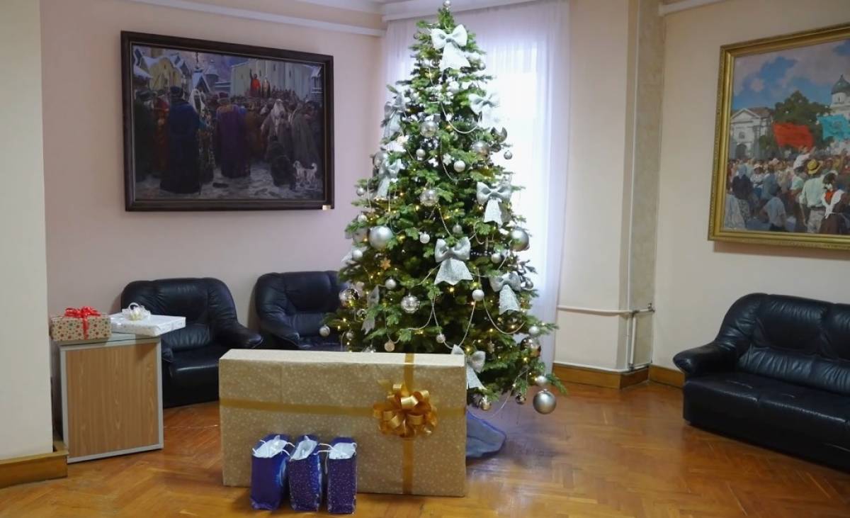 Александр Дронов исполнил новогодние мечты детей