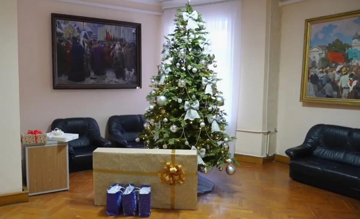 Александр Дронов исполнил новогодние мечты детей