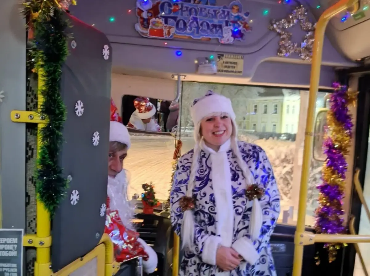 В Крестцах пассажиров автобуса ждал новогодний сюрприз