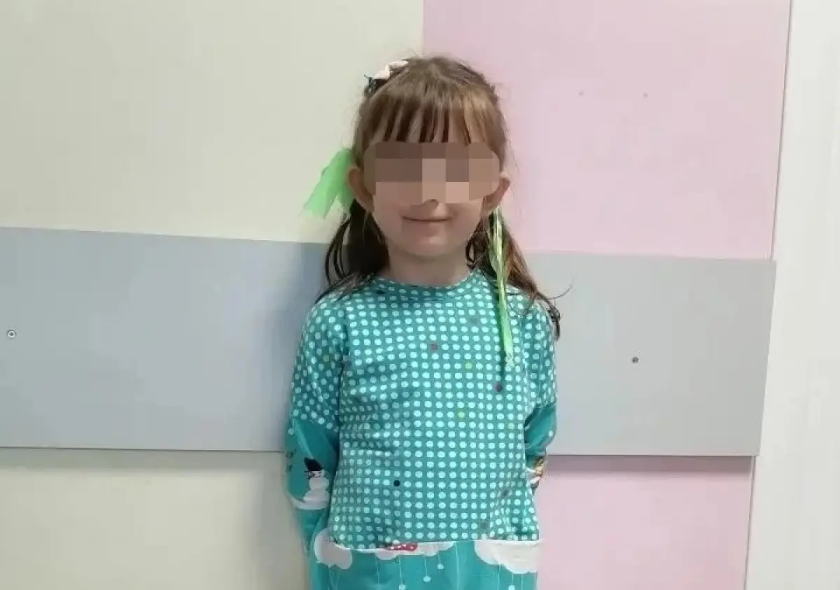 На улице в Великом Новгороде нашли маленького ребёнка без верхней одежды