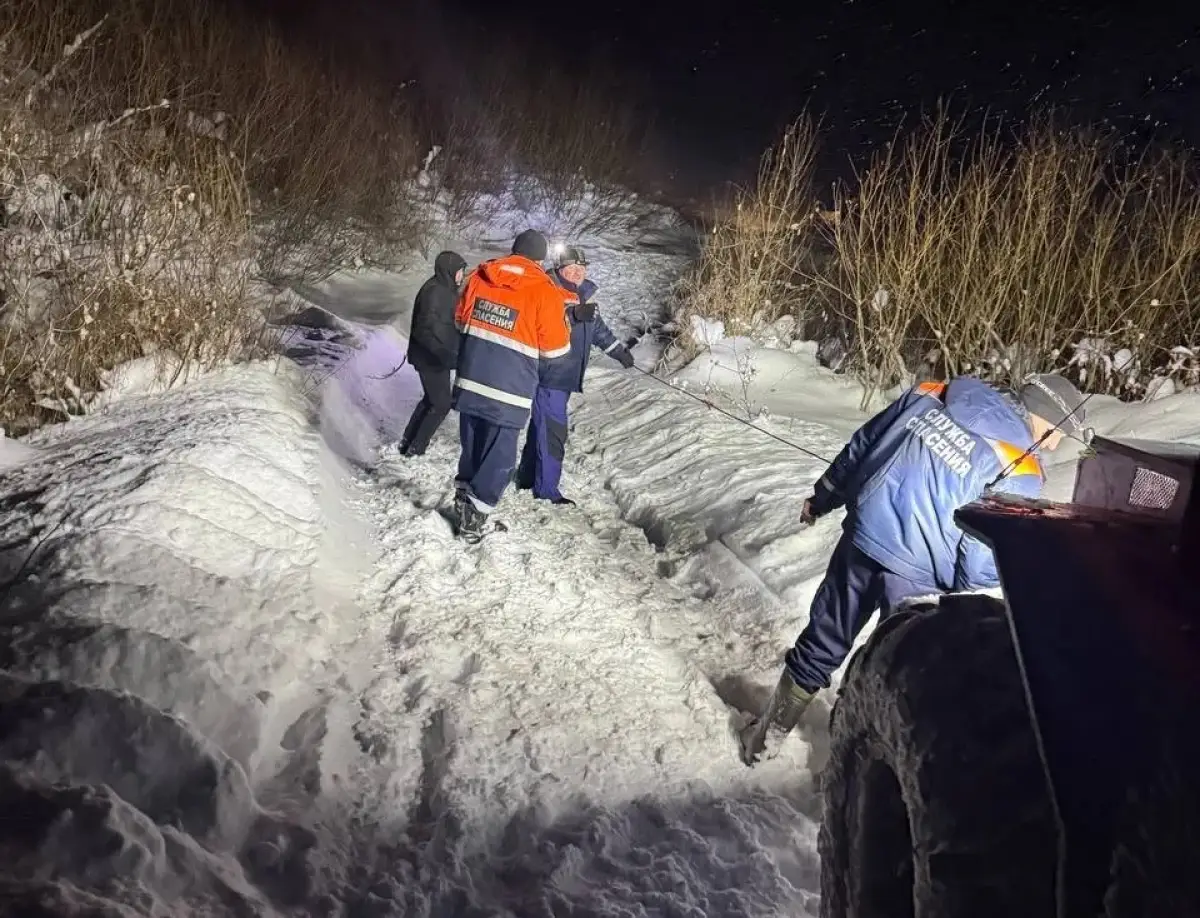 Старорусские водолазы на болотоходе привезли топливо в отдалённые деревни