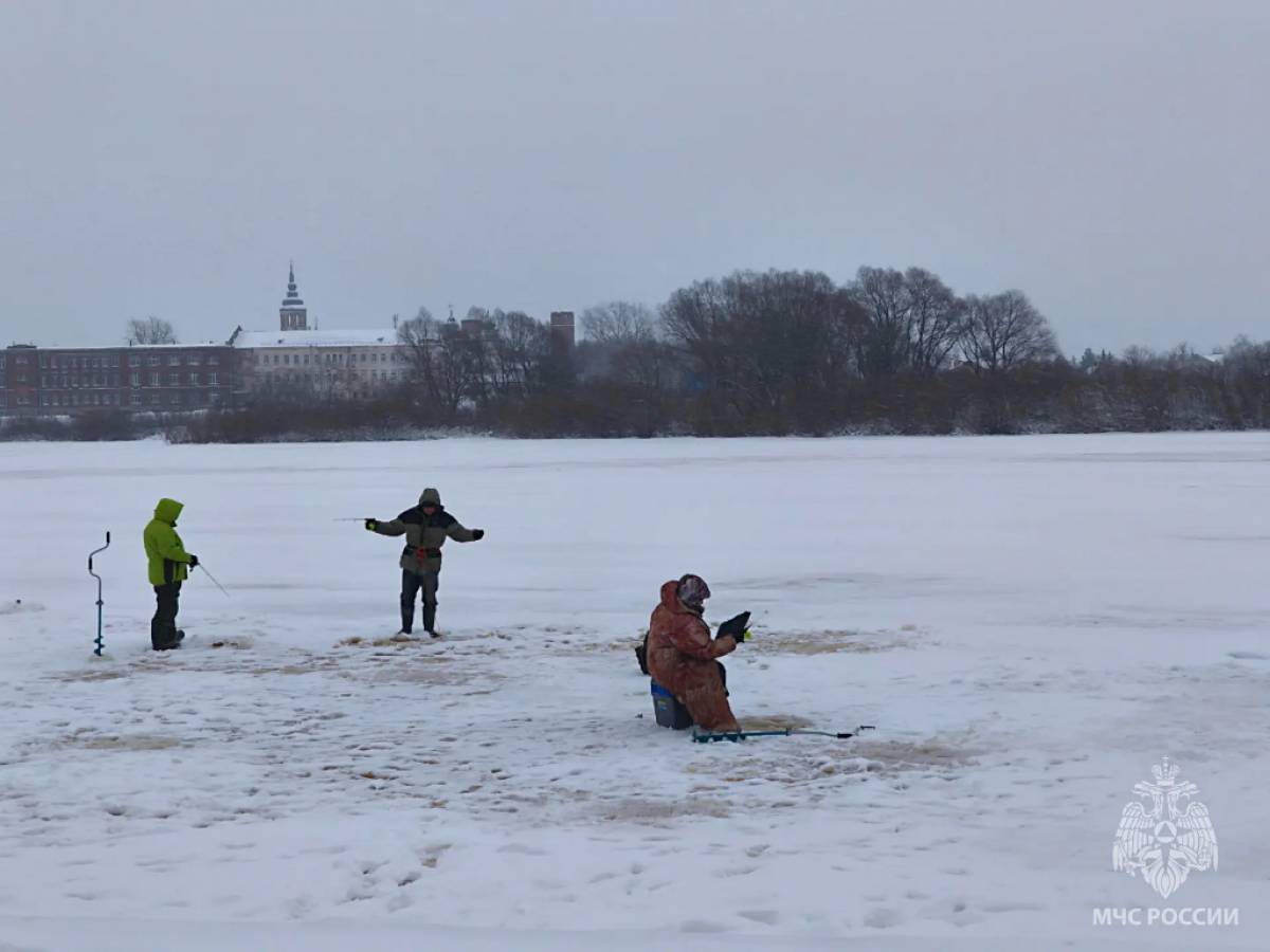 Во всех округах Новгородчины запрещён выход на лёд, но рыбаки готовы рисковать