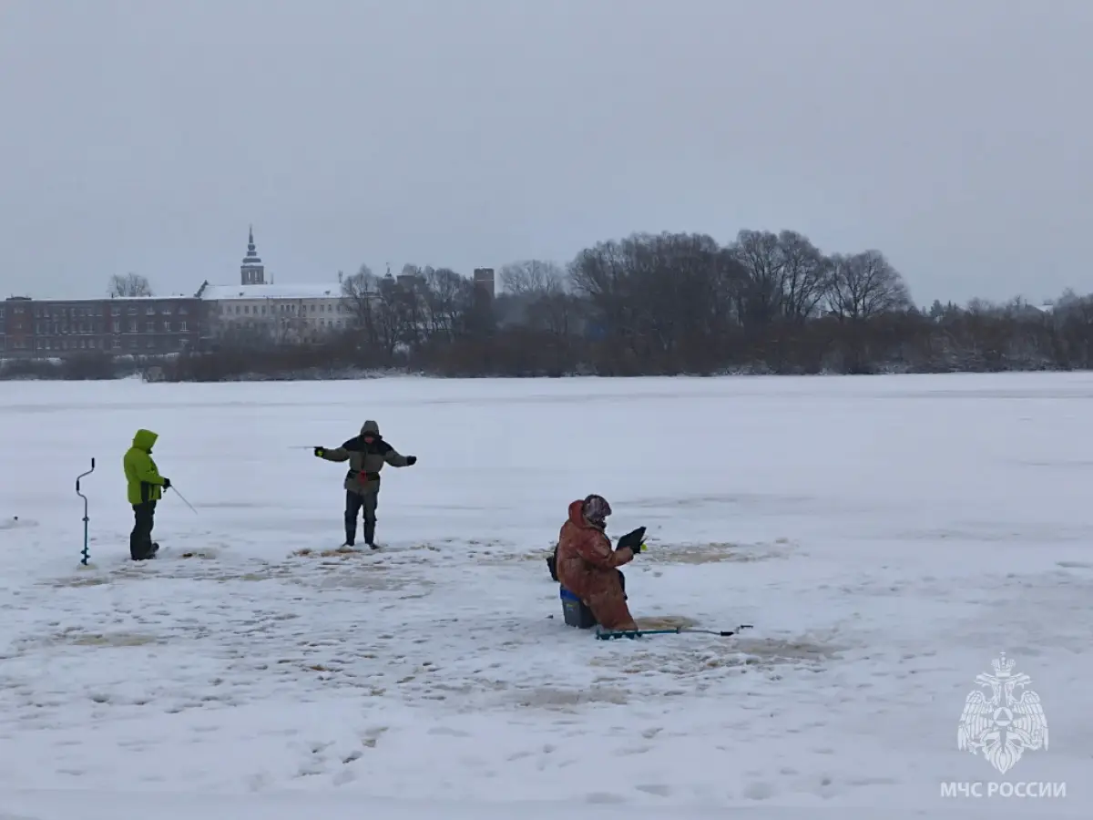 Во всех округах Новгородчины запрещён выход на лёд, но рыбаки готовы рисковать