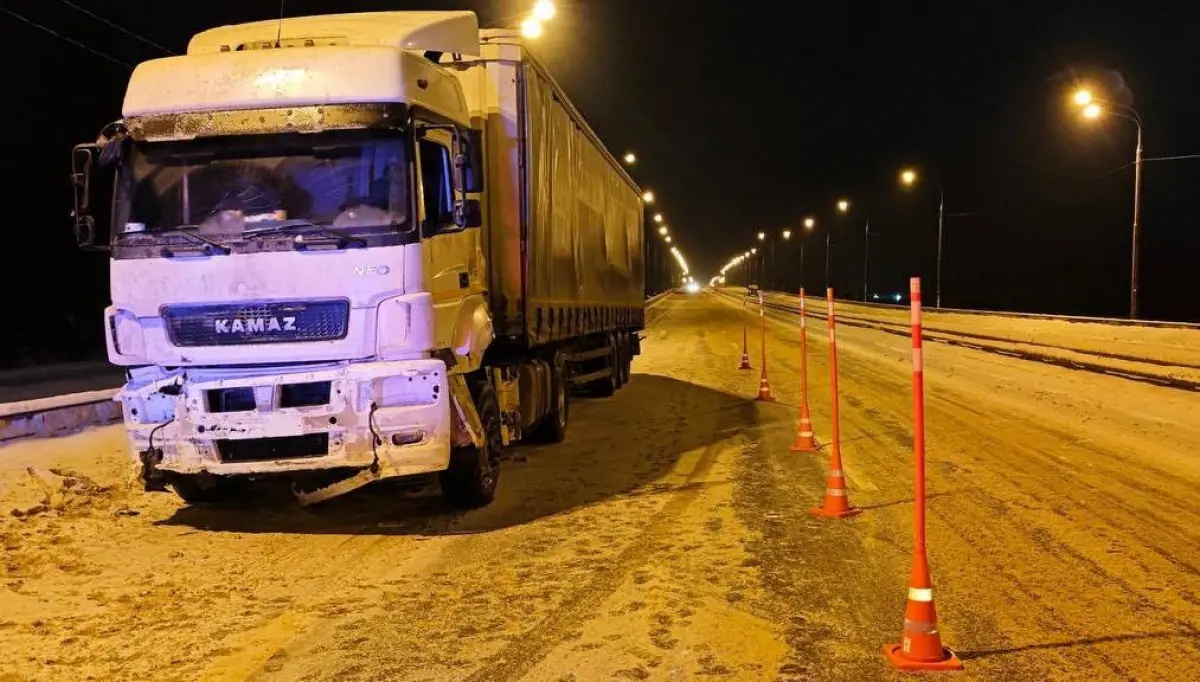В Валдайском округе водитель грузовика не справился с управлением