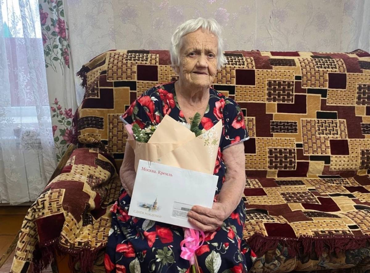 Жительница города Сольцы получила поздравление с днём рождения от Президента