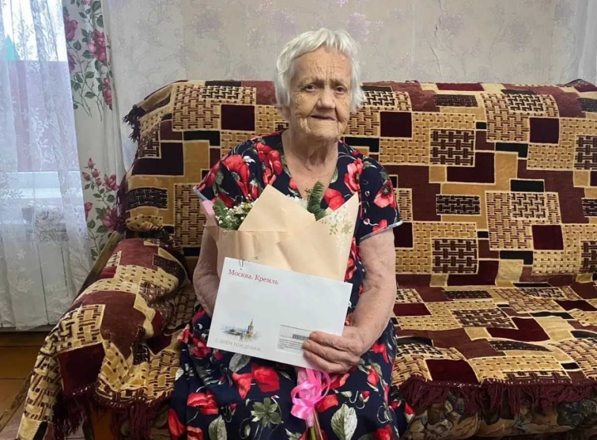 Жительница города Сольцы получила поздравление с днём рождения от Президента