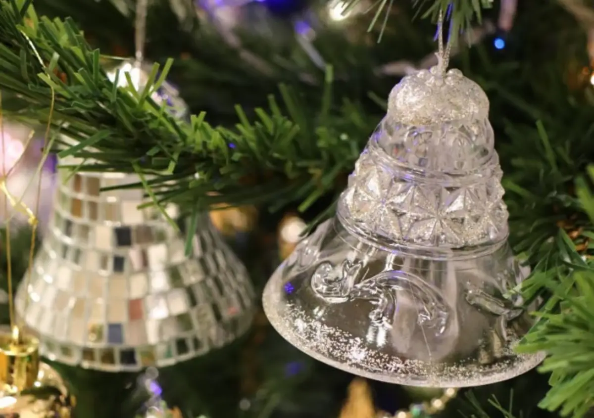 На необычной валдайской ёлке появились стеклянные колокольчики