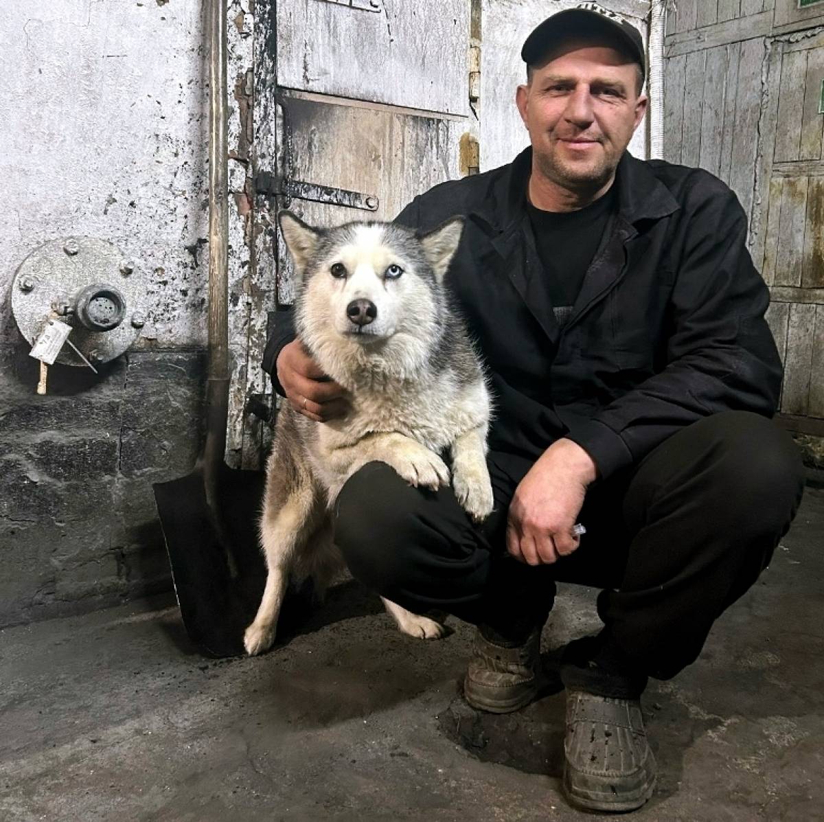 В Солецкой тепловой компании трудится четвероногий передовик