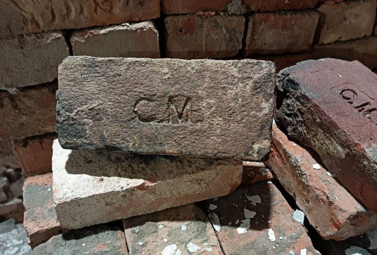 В Старой Руссе во время ремонта здания нашли старинные кирпичи с маркировкой