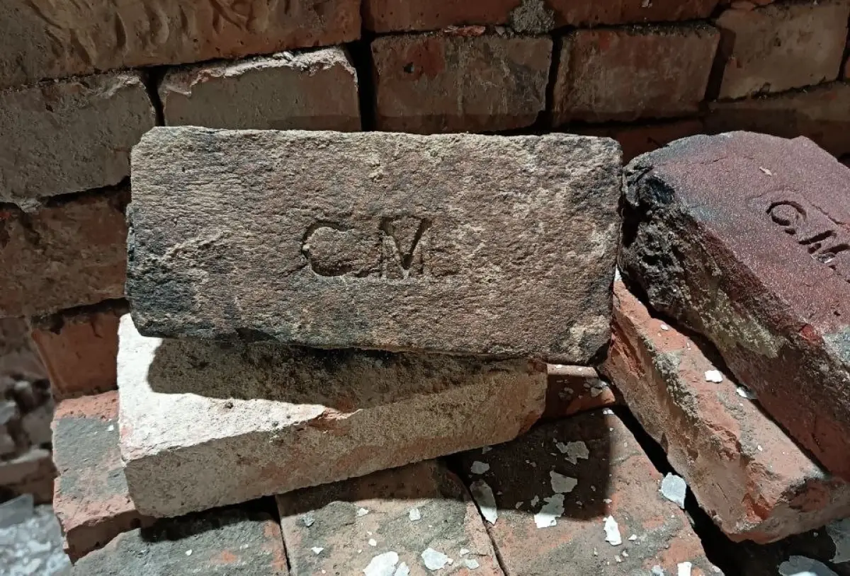 В Старой Руссе во время ремонта здания нашли старинные кирпичи с маркировкой