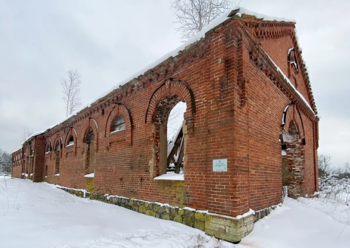 На здании конюшни в старинной парфинской усадьбе установили табличку