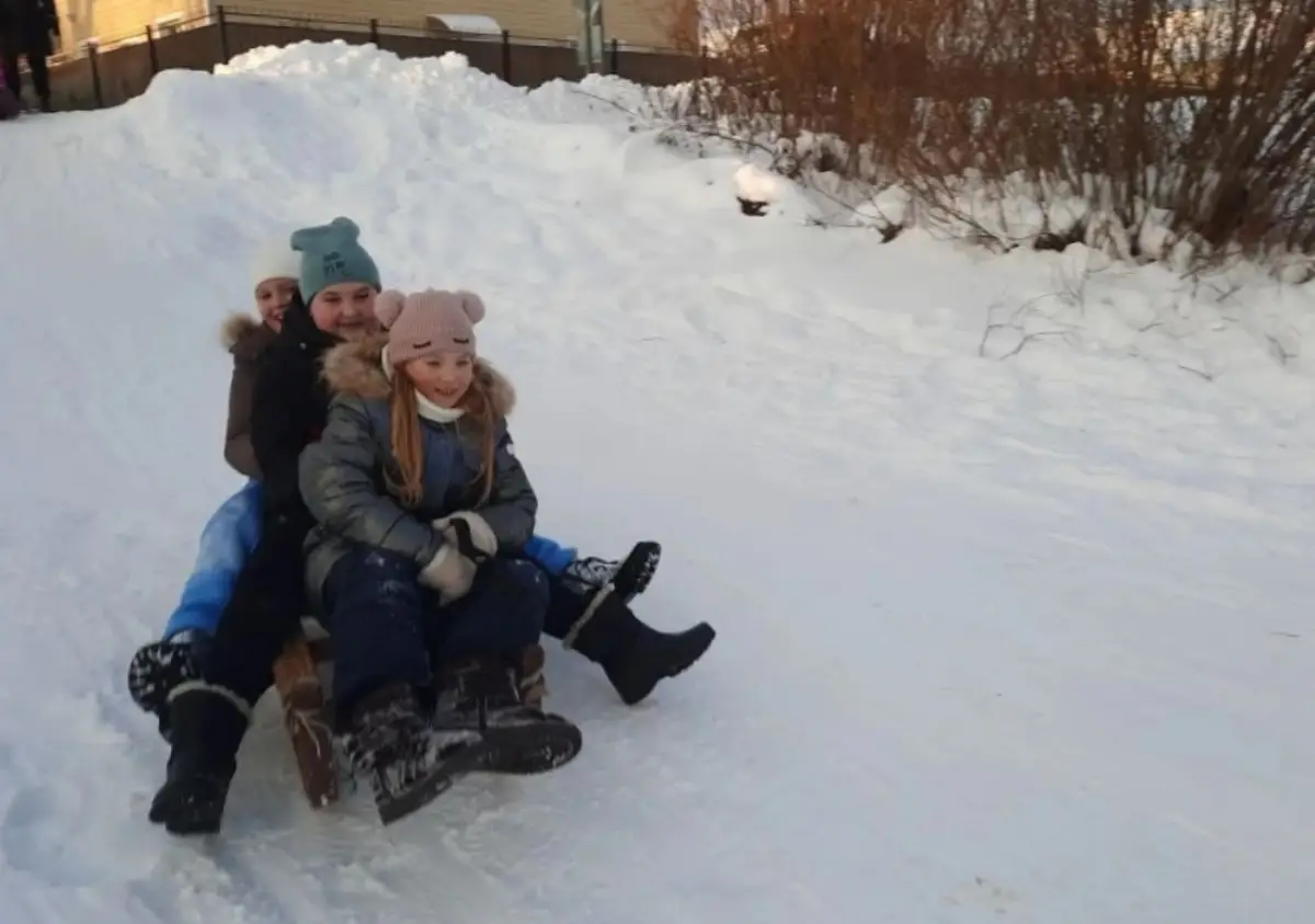 Сельские работники культуры радуют парфинских ребятишек зимними забавами