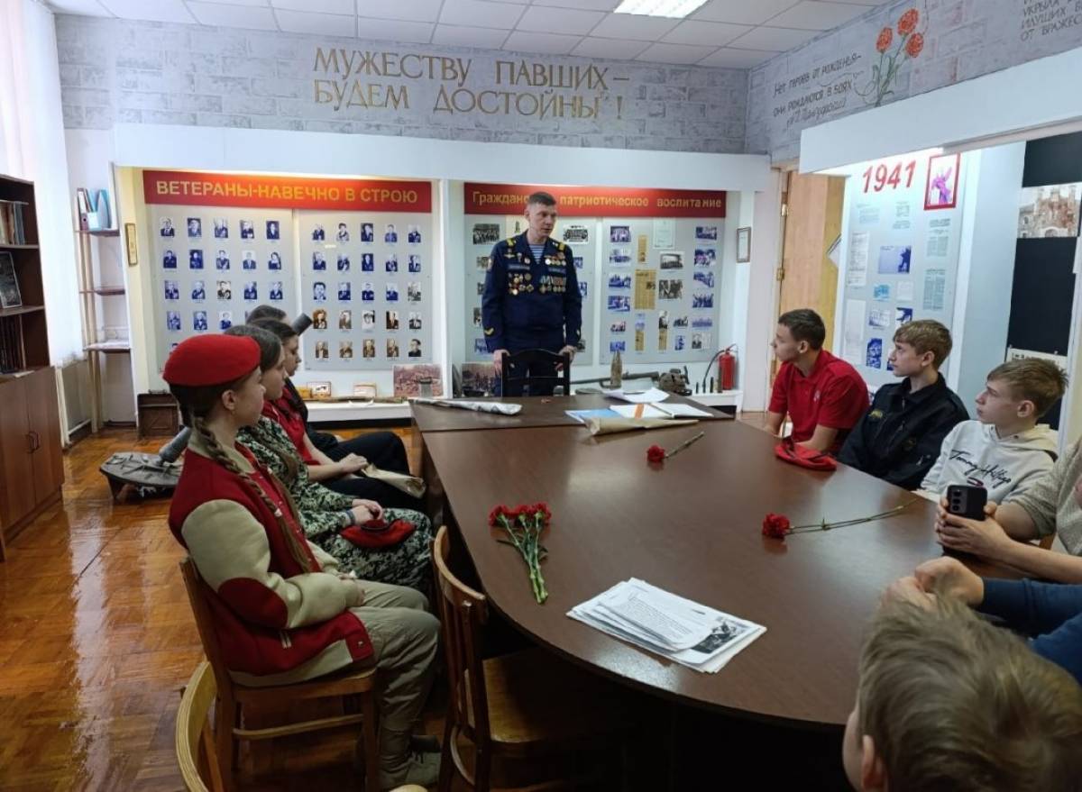 Герой СВО рассказал новгородским юнармейцам о подвиге Лёни Голикова