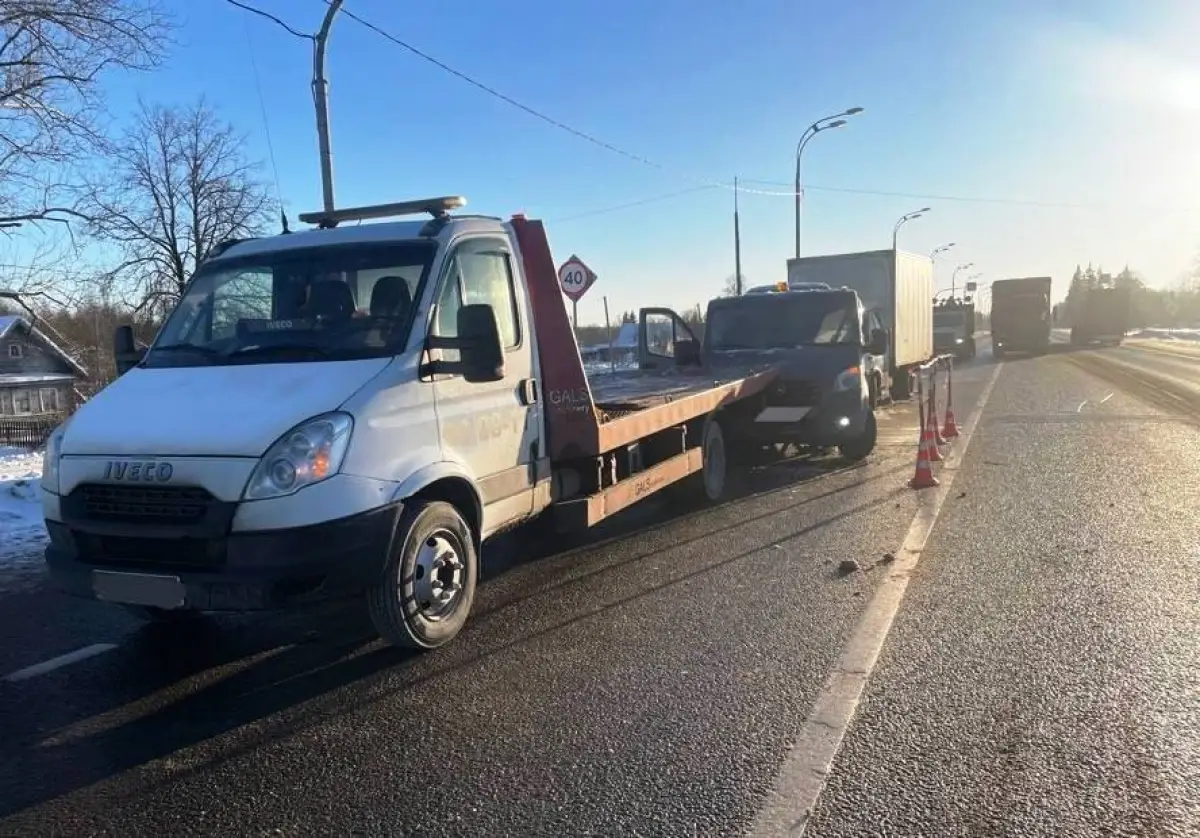 Авария с эффектом домино произошла на трассе «Россия» в Новгородском округе