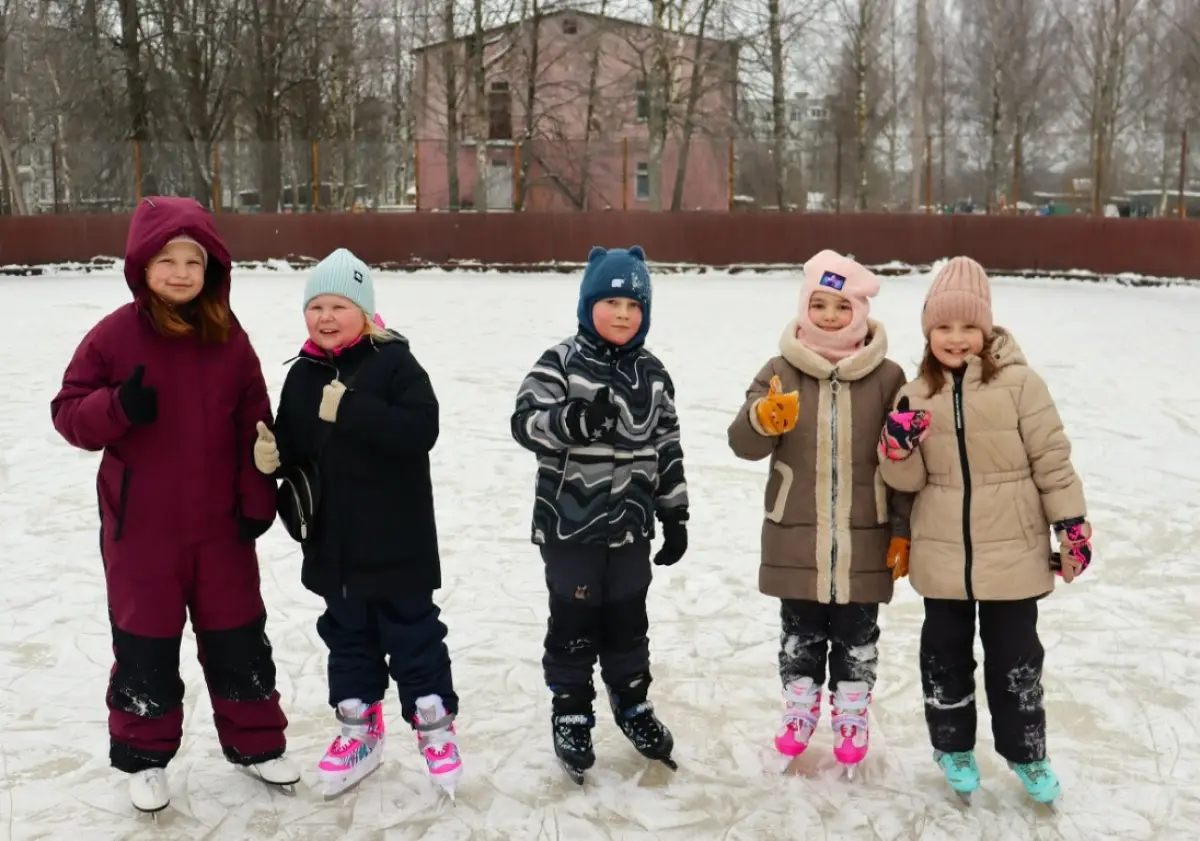 В Сольцах дети с удовольствием проводят время на катке